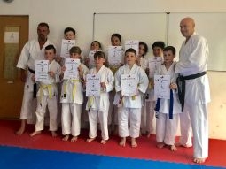 Kinder haben ihre Gürtelprüfungen bestanden